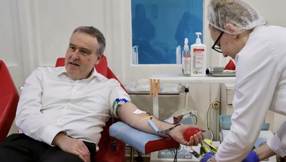Посол Бельгії зробив другу донацію крові в Чернігові