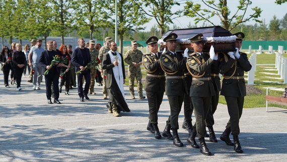 Ще 12 невідомих захисників поховали на Національному військовому меморіальному кладовищі
