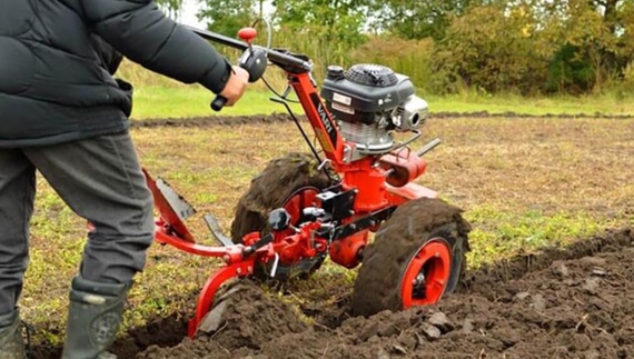 Мотоблоками — дорожче: почім орють на Чернігівщині