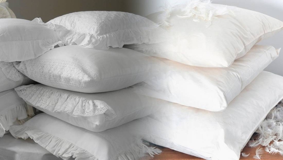 Жінка чистить 100-річні подушки. Усередині цвяхи, свічки, зерно і сушені жаби