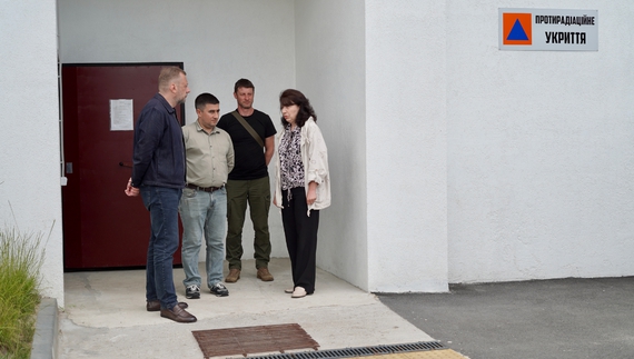 Школярі святкували випускний в укритті: у громаді збудували велике протирадіаційне сховище