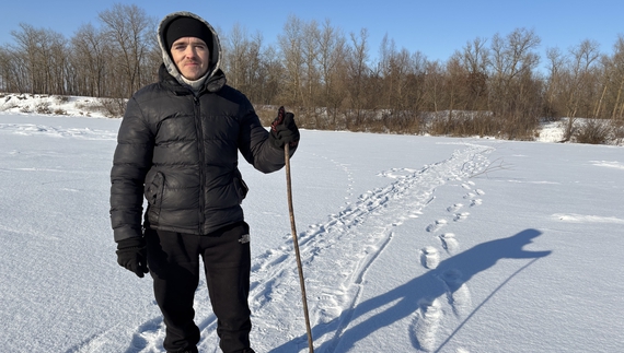 Анатолій Лозовий, комунальний працівник Менської громади, іде по льоду через Десну