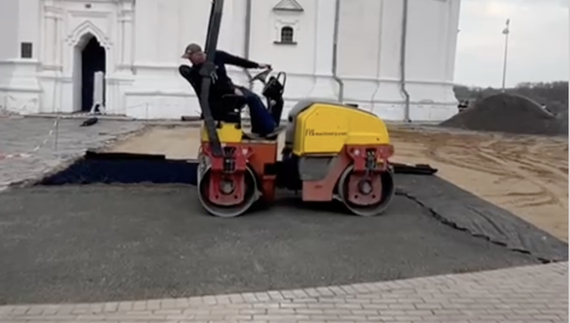 Біля Катерининського собору змінили стару плитку на нове покриття