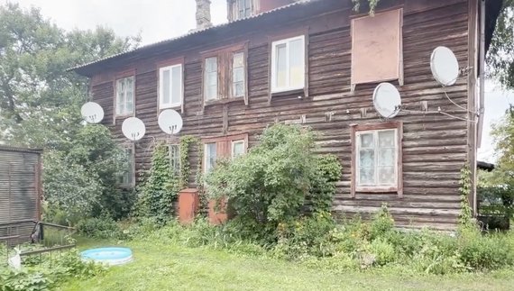 Двоповерхівка, побудована з товстих дерев’яних балок 80 років тому, збереглася в Макошиному на Менщині