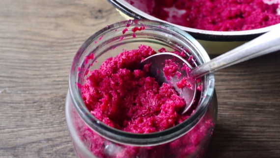 Усе - у соковижималку: жінка поділилася рецептом хріну