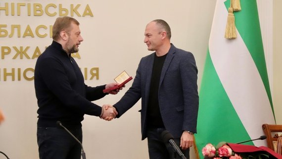 Державні нагороди військовим, медикам, освітянам і митцям: у Чернігові відзначили жителів області