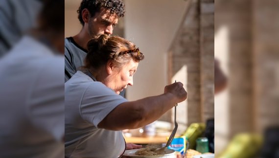 З борщу й вареників - донати на ЗСУ: кухарка з Чернігова годує туристів у Брюсселі