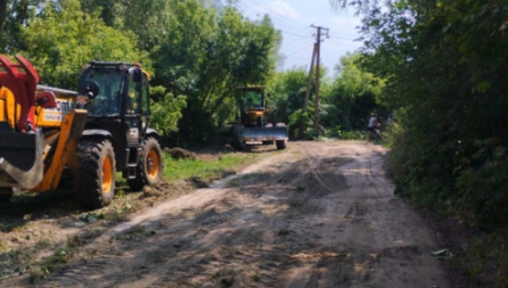 У громаді показали як комунальники та агрохолдинг уплорядковують вулиці