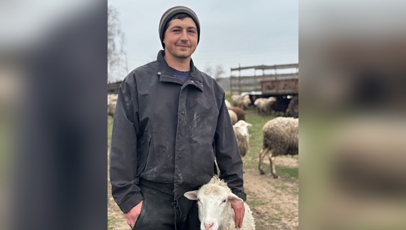 Дмитро падалиця з вівцею Муською. Фото Марини ЗАБІЯН