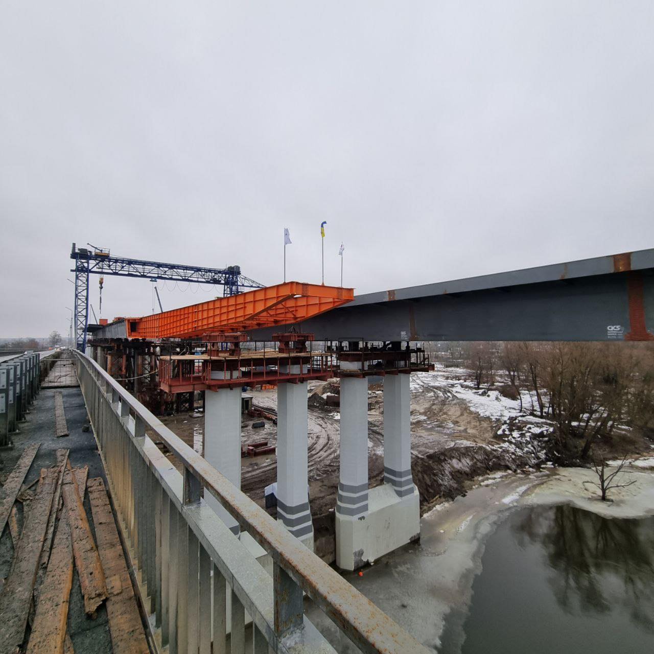 Другу гілку автомобільного мосту вже перекидають через Десну