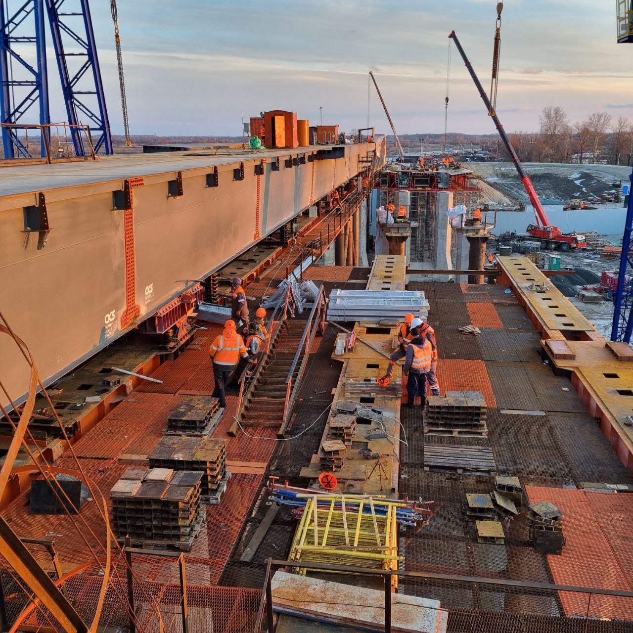 Другу гілку автомобільного мосту вже перекидають через Десну