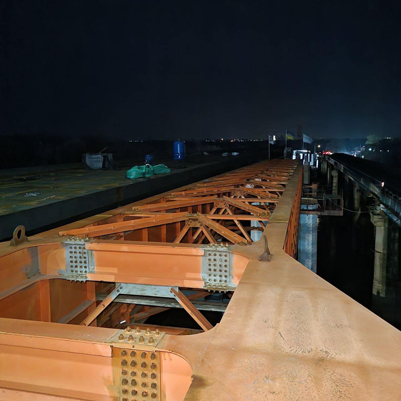 Другу гілку автомобільного мосту вже перекидають через Десну