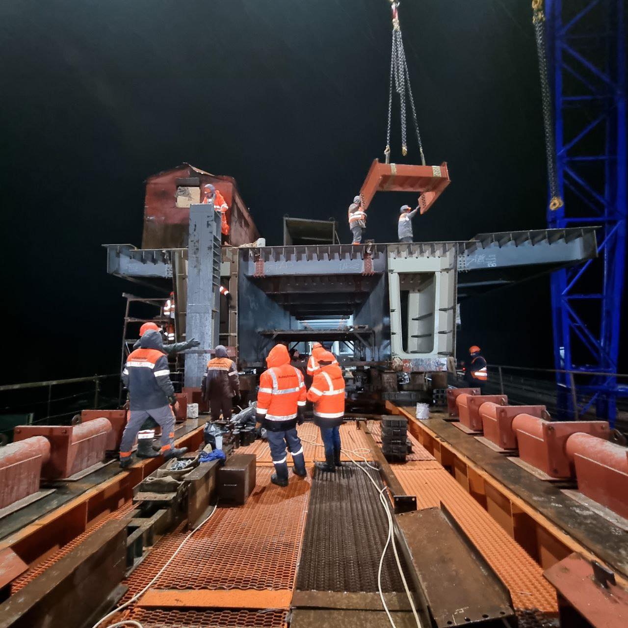 Другу гілку автомобільного мосту вже перекидають через Десну