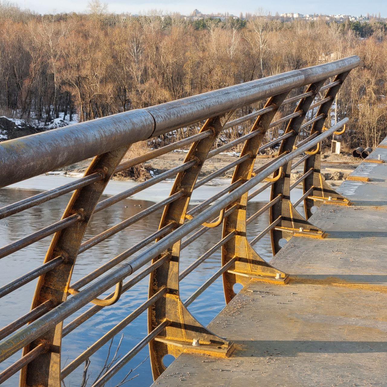 Другу гілку автомобільного мосту вже перекидають через Десну